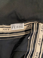 Load image into Gallery viewer, 1990s GIANFRANCO FERRE LINEN SHORTS
