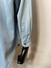 Load image into Gallery viewer, 1990s aj denim shirt light
