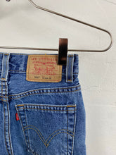 Load image into Gallery viewer, 1990s Levis 550 shorts relaxed
